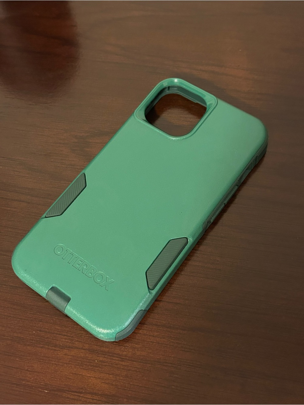 OtterBox Protective iPhone 14 Case in Green Like New Conditiom